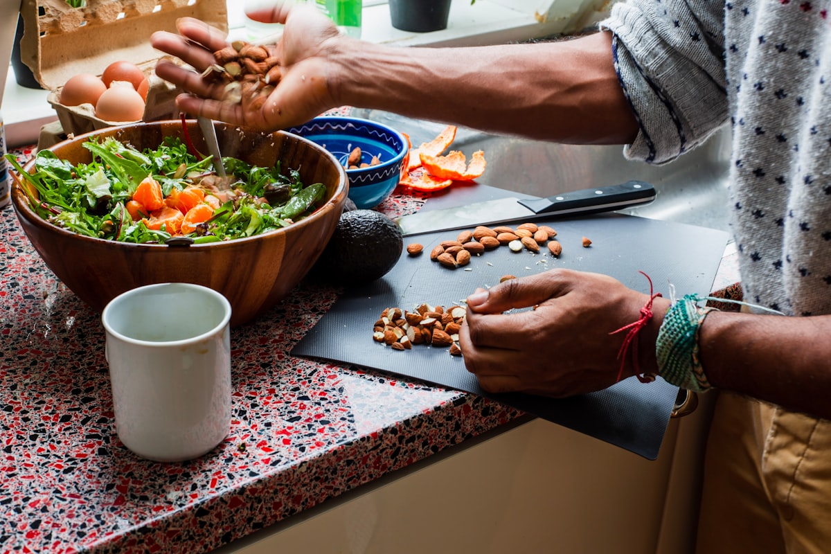 Mann bereitet eine gesunde Mahlzeit vor
